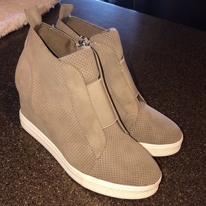 Women’s zipper wedge sneaker